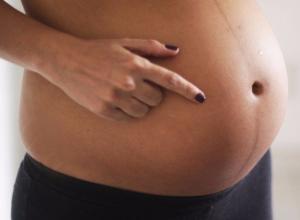 Co naznačuje tmavý pruh na břiše těhotné ženy?