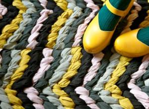 Robienie dywaników z przędzy własnymi rękami: klasa mistrzowska Jakie są rodzaje szydełkowanych dywaników?