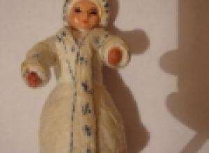 Шапки, коврик-мишка, игрушки из помпонов Как украсить куклу снегурочкой варианты