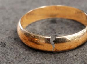 Folk sign “Wedding ring Itinapon ng asawa ang wedding ring sign