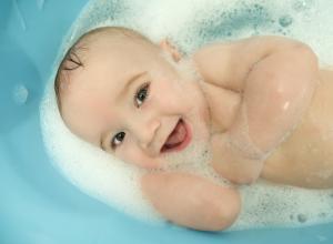 كيف تستحم المولود الجديد: قواعد ونصائح وأسرار إجراءات المياه مقدار الاستحمام للطفل في شهر واحد