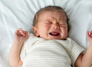 Një i porsalindur apo foshnja fle shumë: a ia vlen të shqetësoheni?