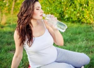 Hur mycket vätska ska en gravid kvinna dricka: dagligt intag och rekommenderade drycker