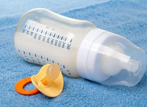 Kako brzo zagrijati flašicu s adaptiranim mlijekom u mikrovalnoj pećnici Da li je moguće zagrijati hranu za dijete u mikrovalnoj?