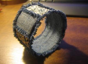 Smycken gjorda av denim: lektioner om hur du skapar dina egna smycken DIY-armband gjorda av gamla jeans med sicksackfläta