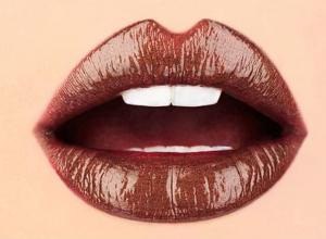 Cila ngjyrë buzësh u përshtatet njerëzve me flokë të hapur?